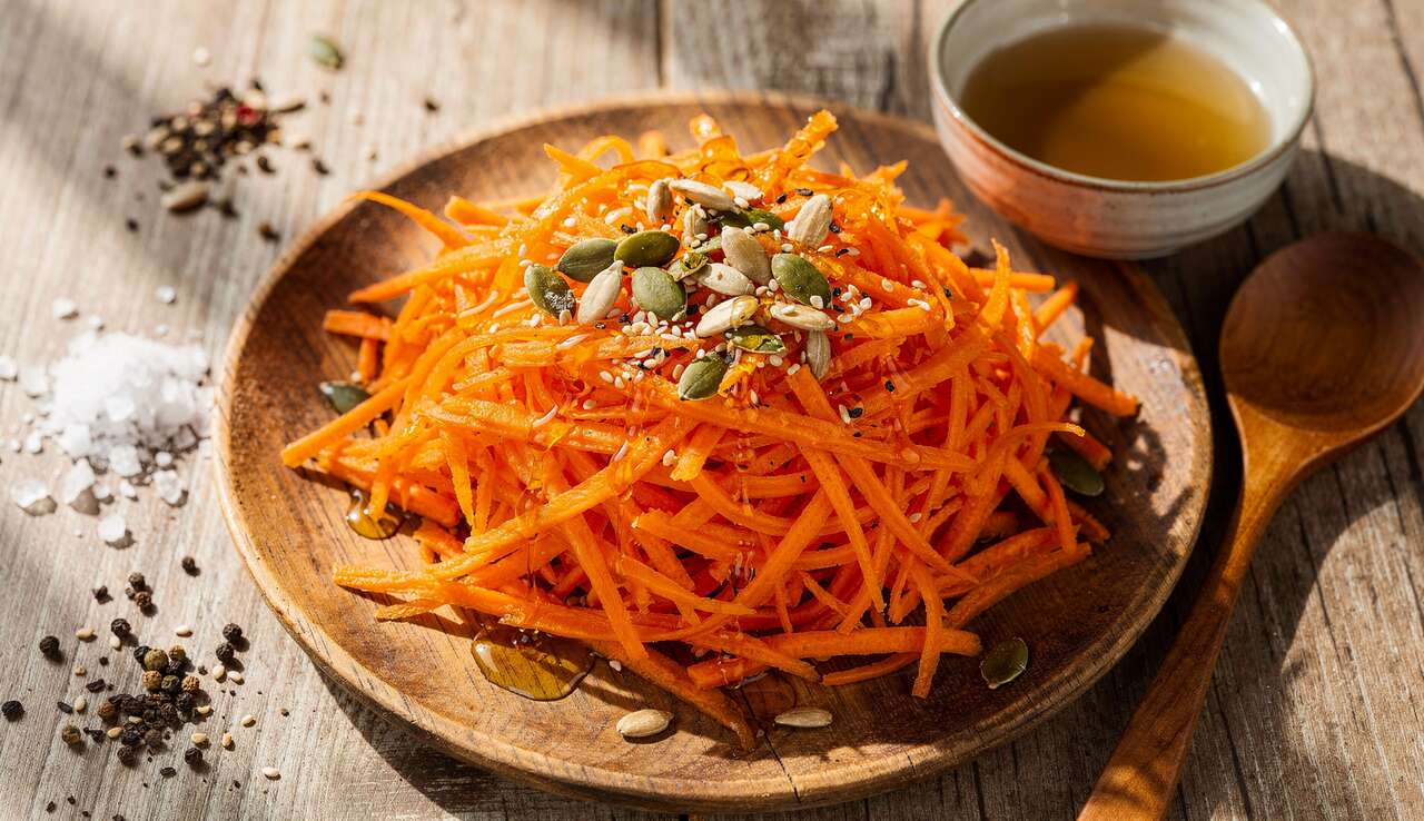 Salade de carottes râpées aux graines : recette gourmande et facile