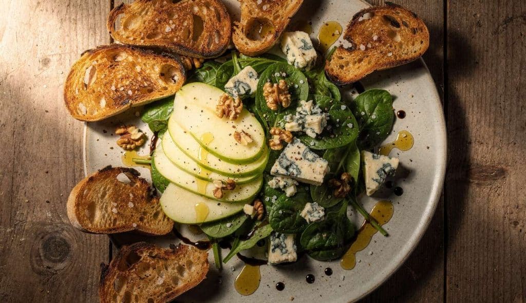 Salade d'épinards, pomme et tartines de fromage bleu