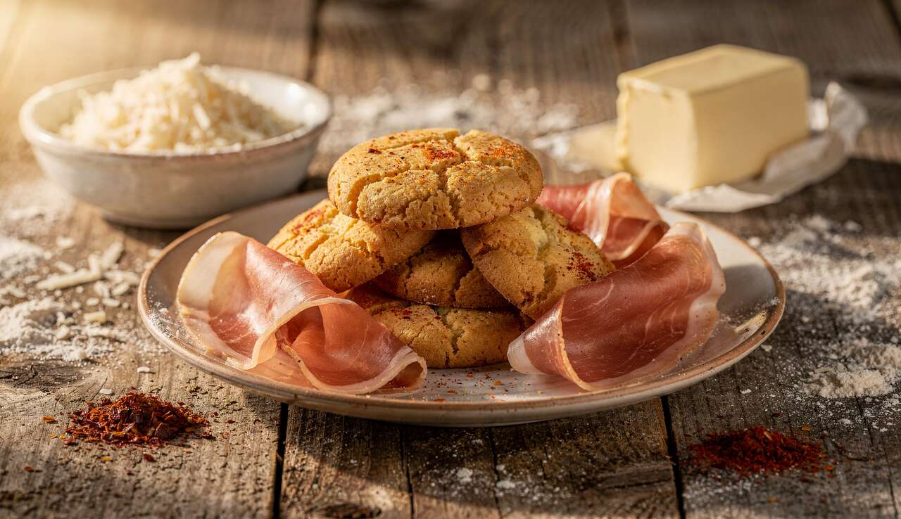 Sablés apéritifs au parmesan et jambon cru : la recette facile
