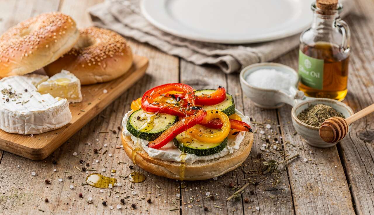 Bagel légumes rôtis et fromage de chèvre : recette savoureuse