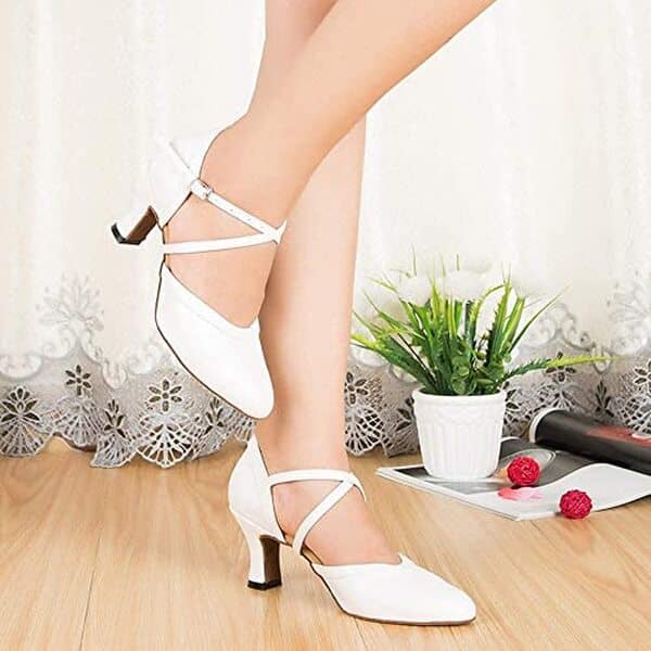 Explorez notre guide ultime pour choisir des chaussures de danse à talons blancs de 7 cm, alliant confort et élégance pour sublimer vos soirées dansantes.