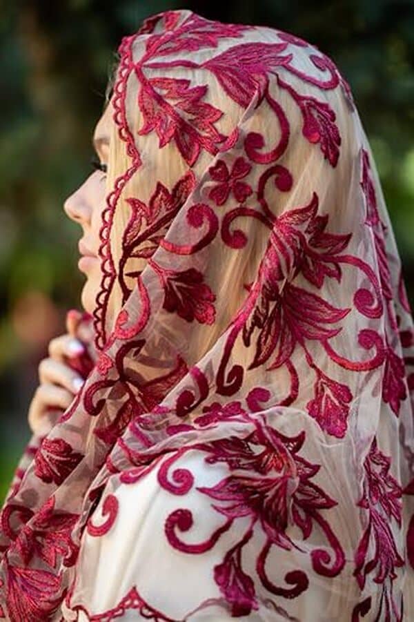 Découvrez notre analyse en profondeur sur le voile en dentelle Mante, un accessoire incontournable de la chapelle espagnole. Tout ce que vous devez savoir avant d'acheter.