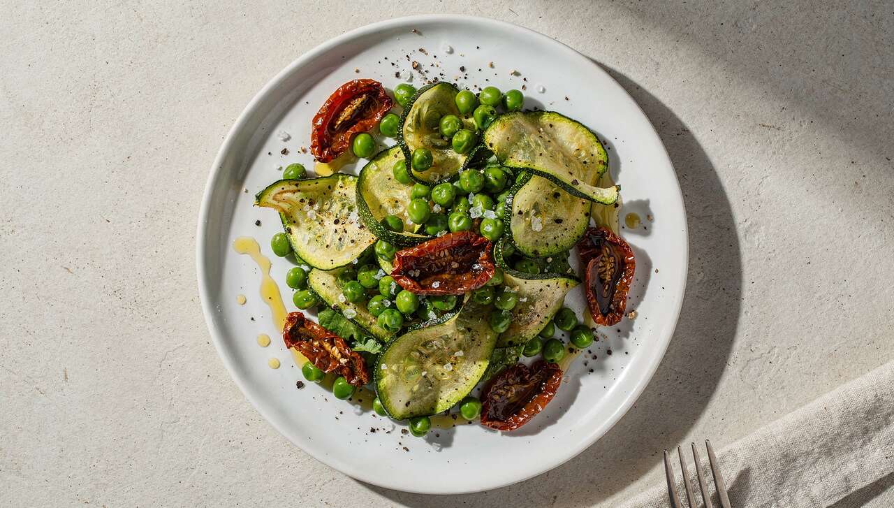 Recette de salade de printemps : petits pois, tomate et courgette pour une entrée fraßche et délicieuse
