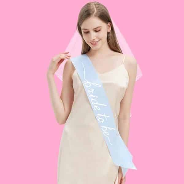 Découvrez notre avis sur l'ensemble bride to be VULGBUNEE : un voile bleu et blanc élégant et idéal pour célébrer votre mariage avec style et originalité. Parfait pour illuminer chaque instant de votre journée spéciale.