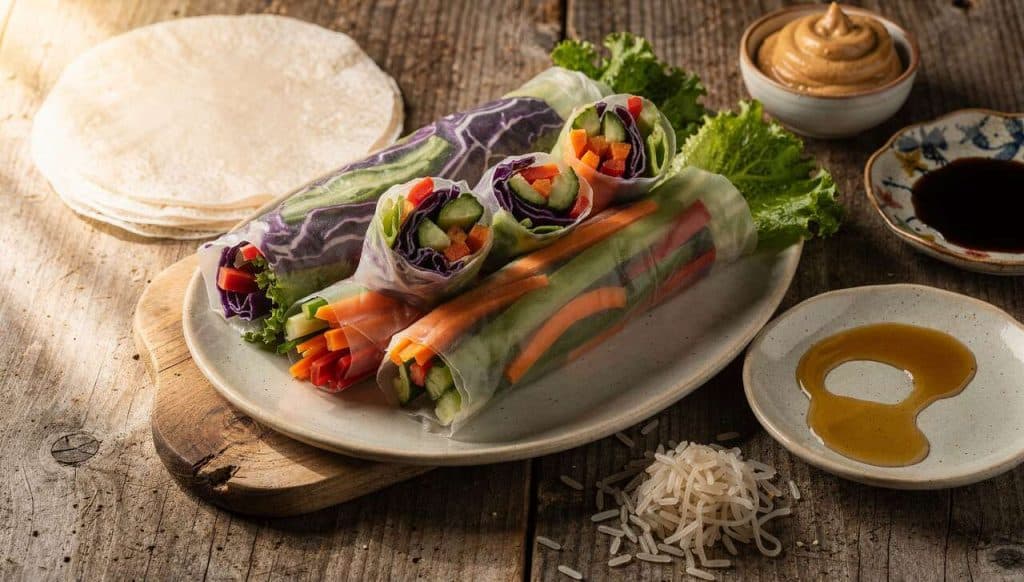 Rouleaux de printemps végétariens arc-en-ciel : recette facile et colorée
