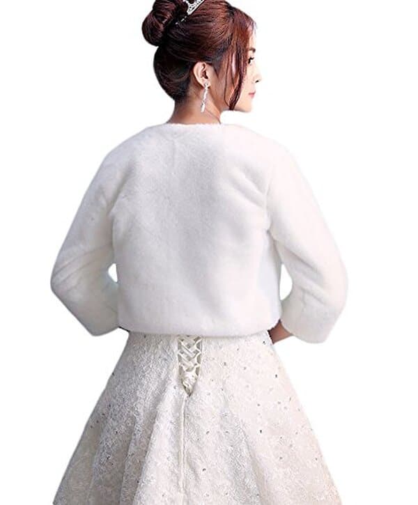 Explorez l'élégance du châle veste Insun pour sublimer les demoiselles d'honneur lors de mariages. Review complète et conseils pour une tenue raffinée.