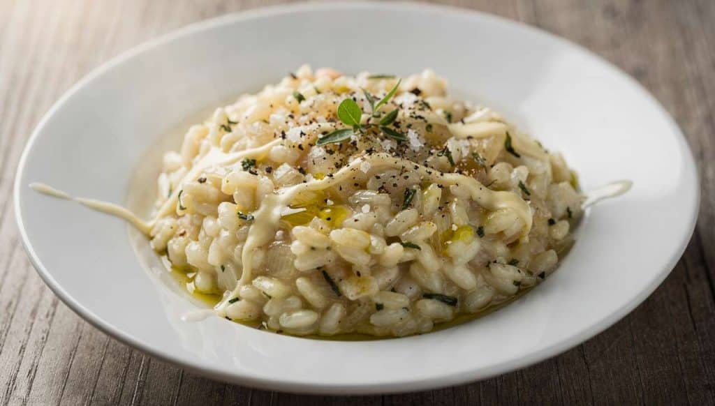 Risotto à l'ail des ours et parmesan : recette savoureuse