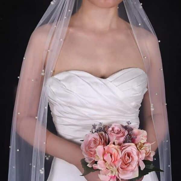 Découvrez notre test du peigne voile de mariée perlé Mopmap 1 étage de 299, 7 cm : élégance et qualité au rendez-vous pour sublimer votre grand jour.