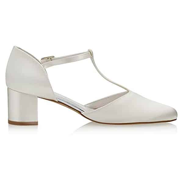 Découvrez notre avis complet sur les chaussures de mariée Rosita par Rainbow Club : confort, style et qualité pour votre grand jour. Détails et conseils d'achat. 