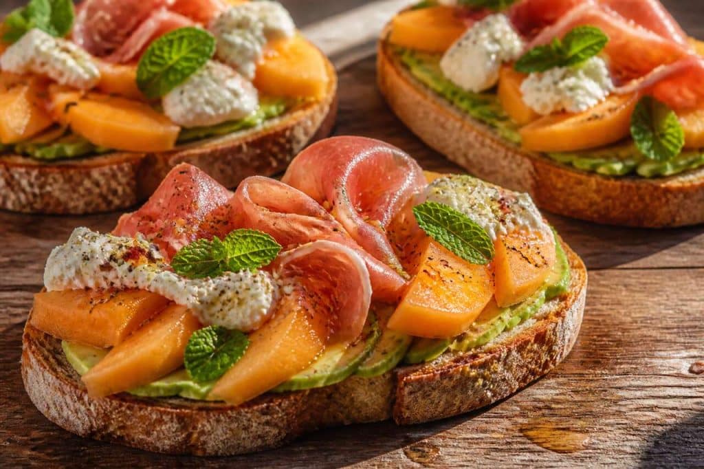 Toast avocat, melon et fromage frais : recette facile et gourmande