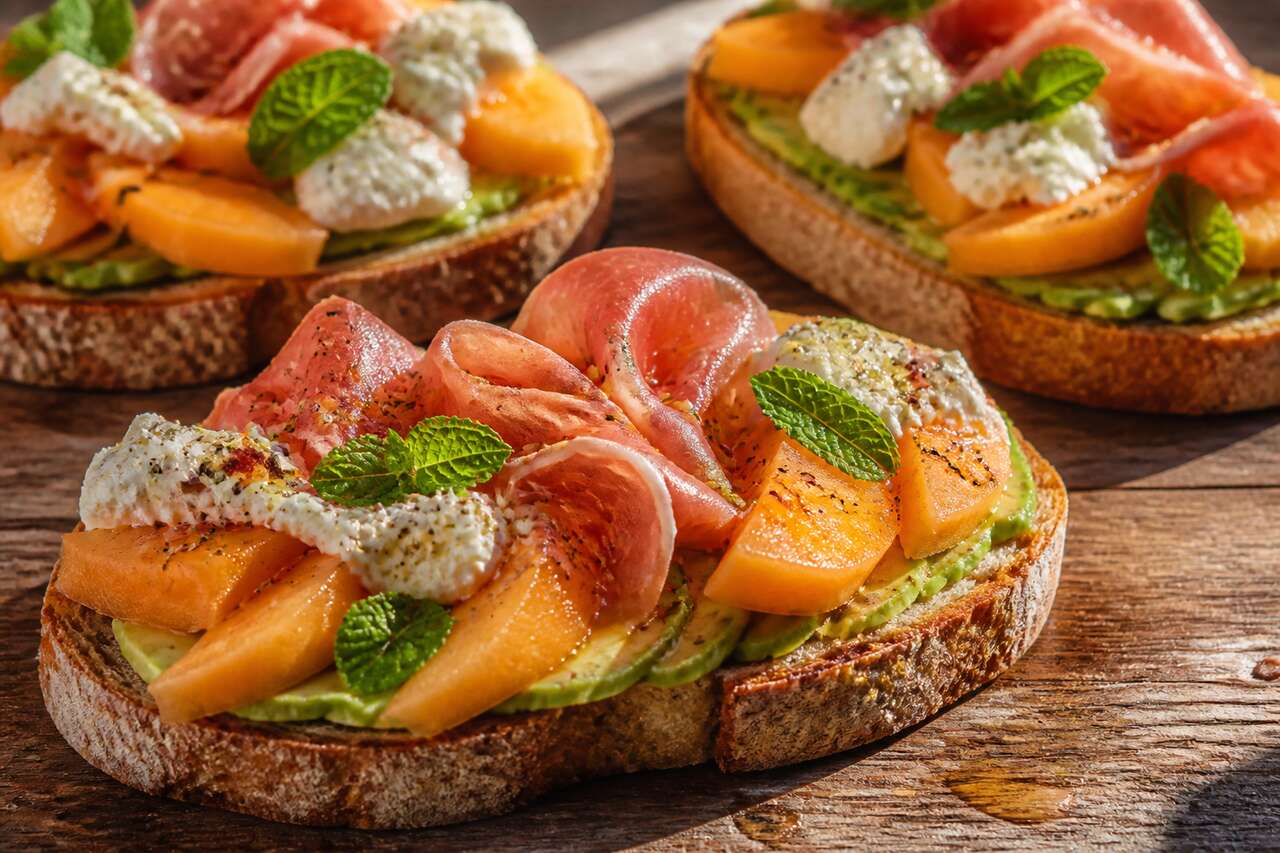 Toast avocat, melon et fromage frais : recette facile et gourmande