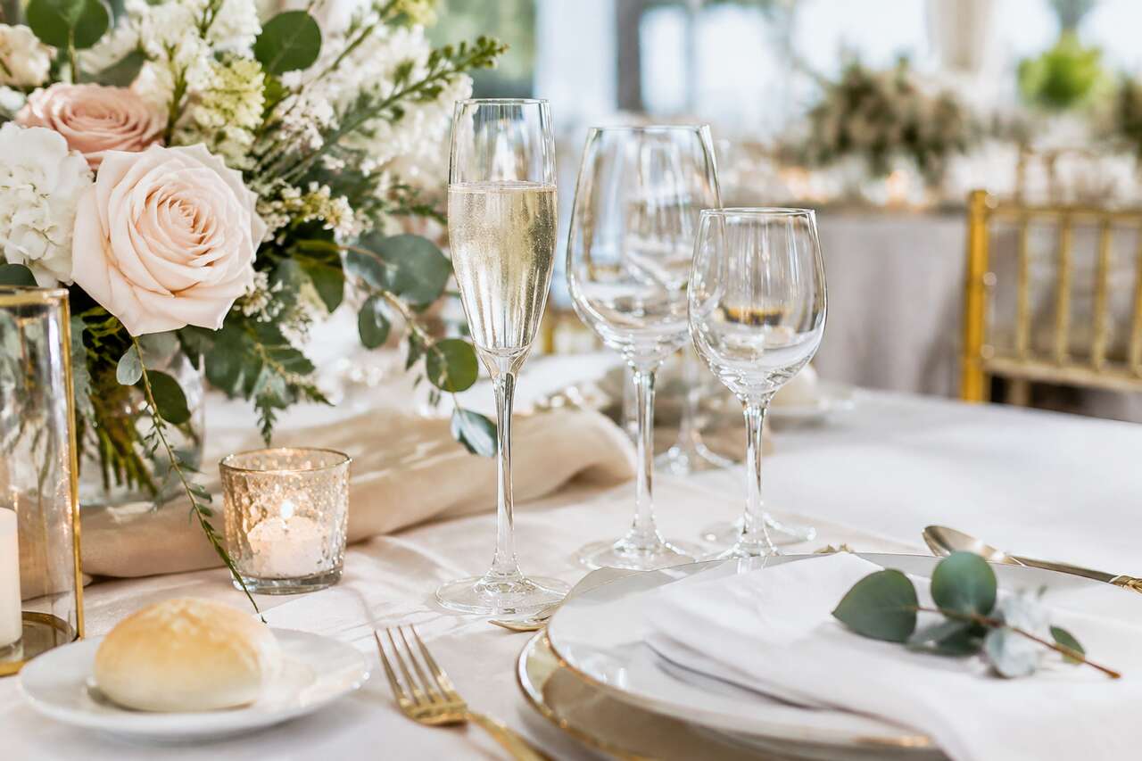 Harmoniser la verrerie avec la d&eacute;coration et les couleurs du mariage